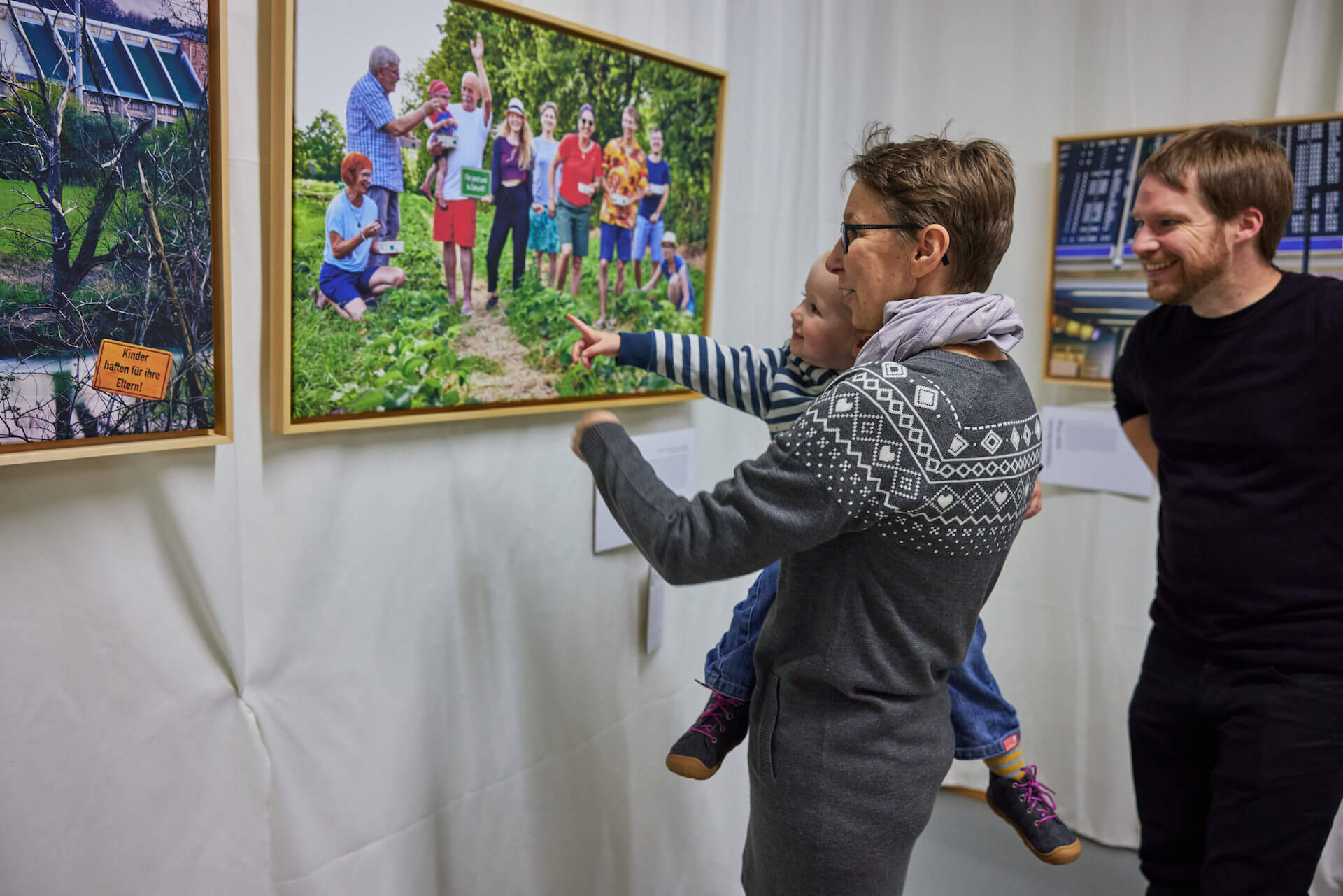 Besucher:innen bei der Vernissage in der Medienbäckerei (Foto: Kilian Rüfer)