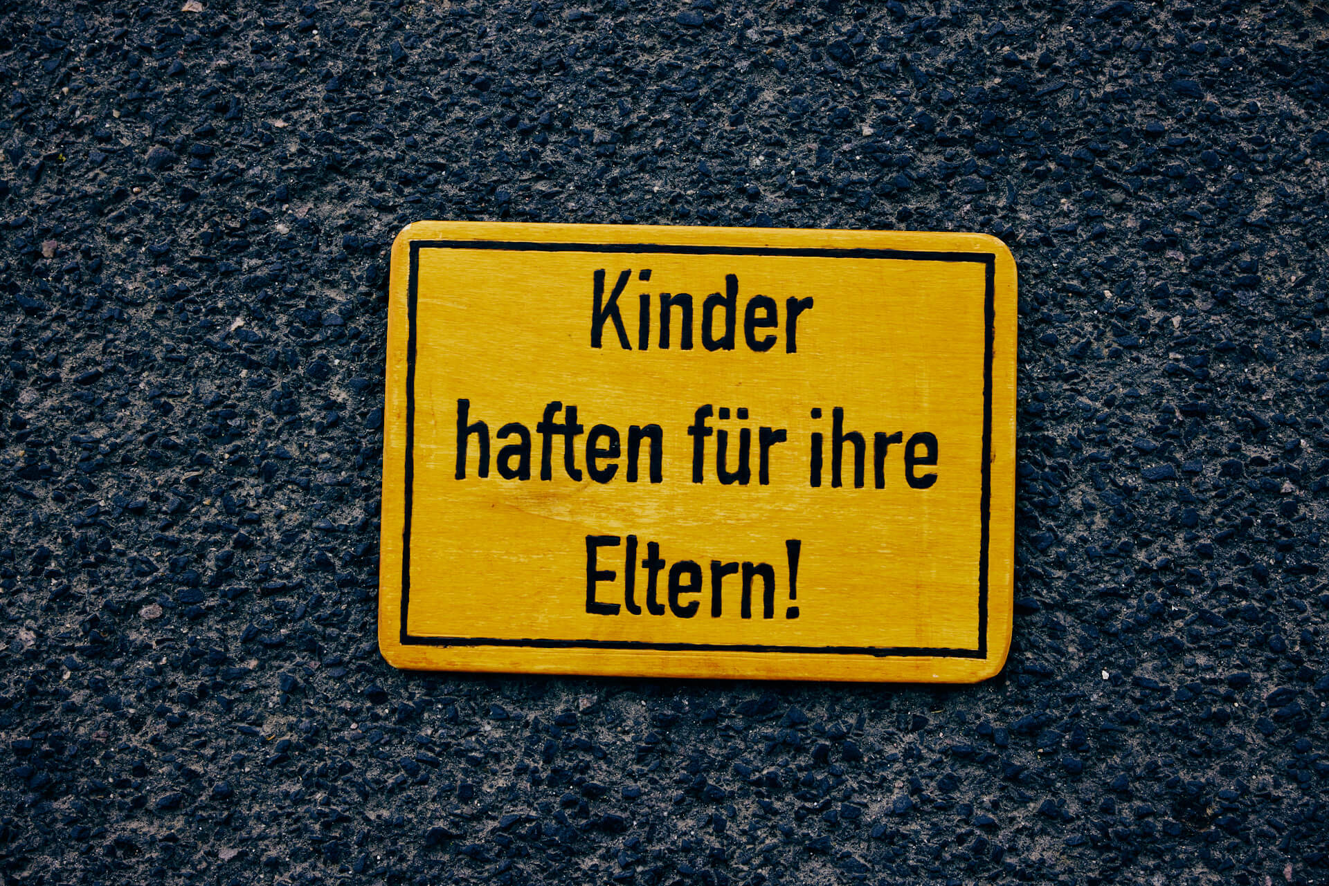 Exhibition sign „Kinder haften für ihre Eltern!“ – “Children are liable for their parents!” (Photo: Niko Martin)