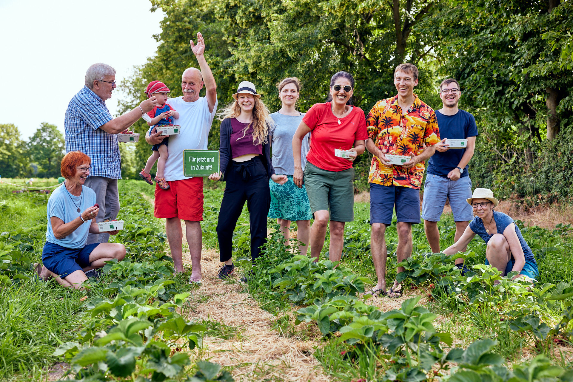 Landwirt Arno Eckert vom Birkenhof in Egelsbach und Mitglieder der solidarische Landwirtschaft mit Schild „Für jetzt und in Zukunft!“ (Foto: Niko Martin)