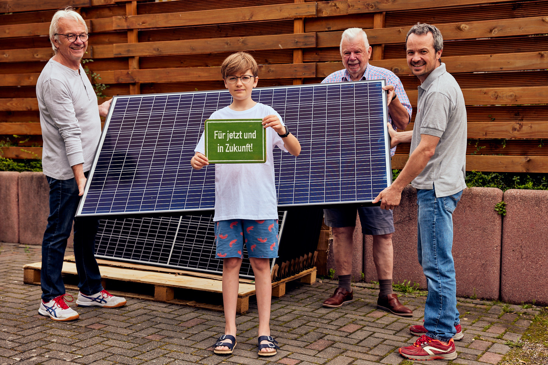 Steckersolar-Module als Sammelbestellung mit Schild Für jetzt und in Zukunft! in Groß-Rohrheim bei Biblis (Foto: Niko Martin)