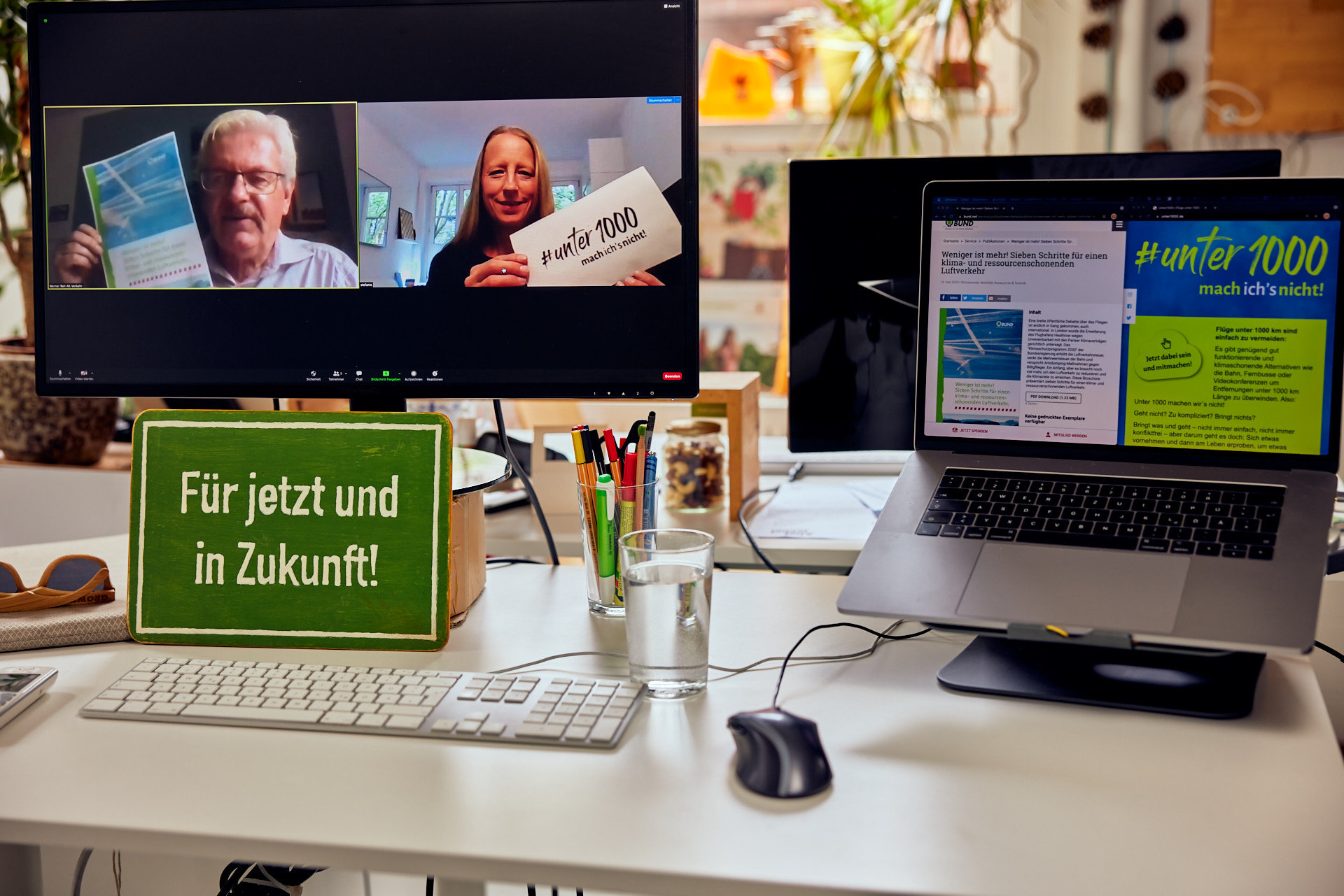BUND Verkehrsexperte Dr. Werner Reh mit Broschüre „Weniger ist mehr! Sieben Schritte für einen klima- und ressourcenschonenden Luftverkehr“ und Dr. Stefanie Trümper Mitmacherin bei der Initiative „#unter1000 mach ich's nicht!“ (Foto: Niko Martin)