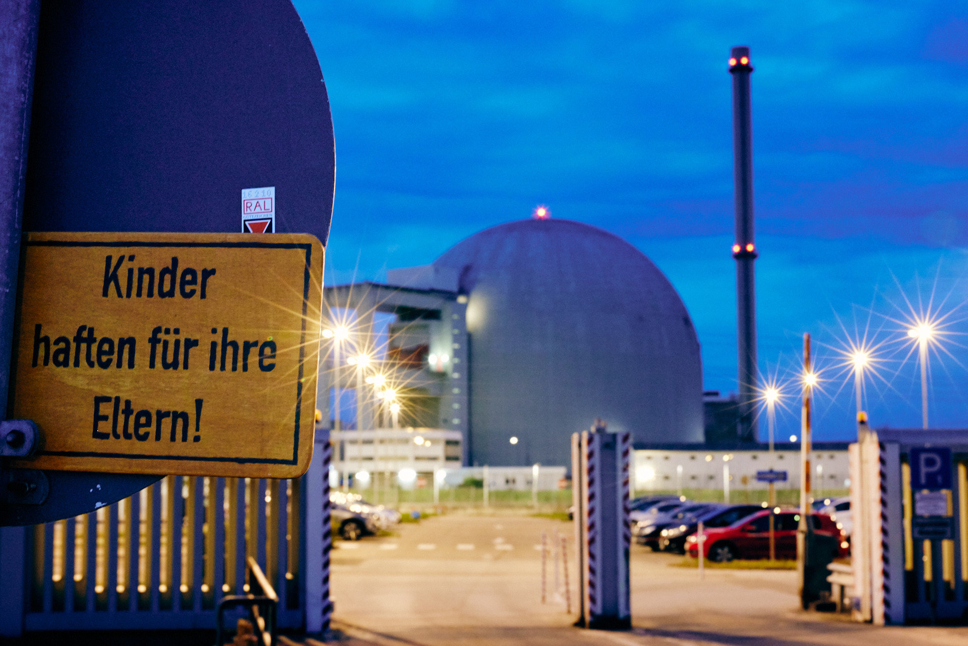 stillgelegtes Atomkraftwerk Biblis mit Schild Kinder haften für ihre Eltern! (Foto: Niko Martin)